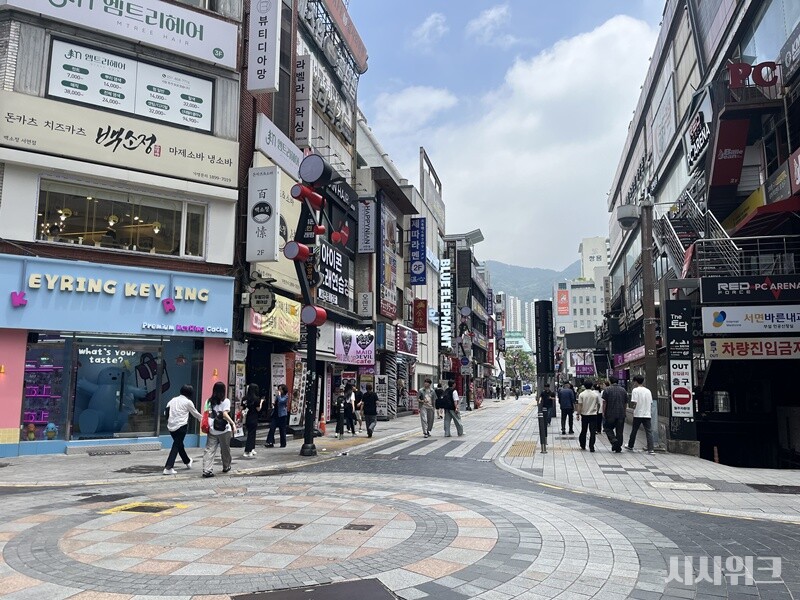 우리 지역의 일꾼을 뽑는 6·3지방선거가 28일 기준 엿새 앞으로 다가온 가운데, 부산 시민들의 표심은 여전히 유동적인 모습이다. 사진은 부산 서면 일대. / 사진=김윤혁 기자