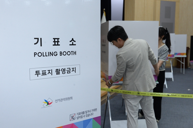 제9회 전국동시지방선거 사전투표를 하루 앞둔 28일 울산 남구청 6층 대강당에서 선관위 관계자들이 사전투표소를 설치하고 있다. / 뉴시스