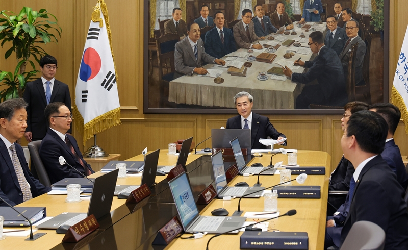 신현송 한국은행 총재가 28일 서울 중구 한국은행 본관에서 금융통화위원회 본회의를 주재하고 있다. / 뉴시스·사진공동취재단