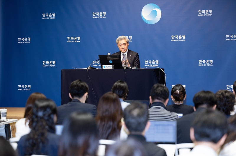 신현송 총재가 28일 서울 중구 한국은행 본관에서 열린 통화정책방향 기자간담회에서 발언하고 있다. / 뉴시스·사진공동취재단