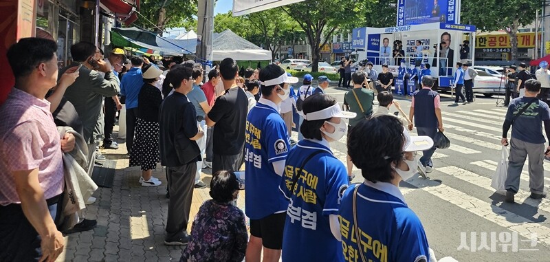대구시민들이 31일 대구 동구 불로전통시장에서 김부겸 더불어민주당 대구시장 후보의 유세를 지켜보고 있다. / 전두성 기자
