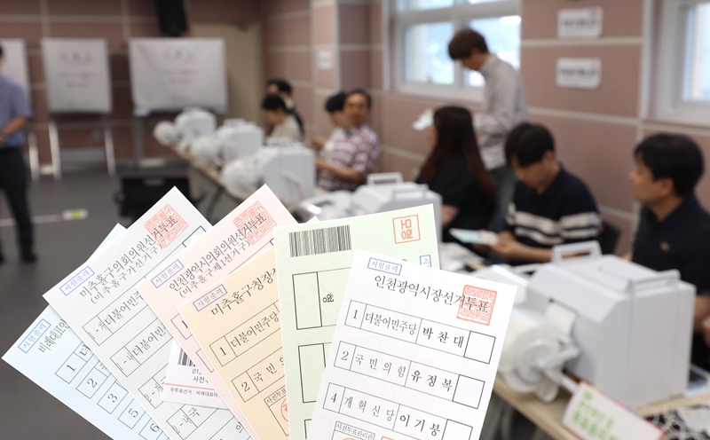 제9회 전국동시지방선거 사전투표를 하루 앞둔 28일 오후 인천 미추홀구 도화2·3동사전투표소에서 사전투표종사원들이 사전투표 최종모의시험을 하고 있다. / 뉴시스
