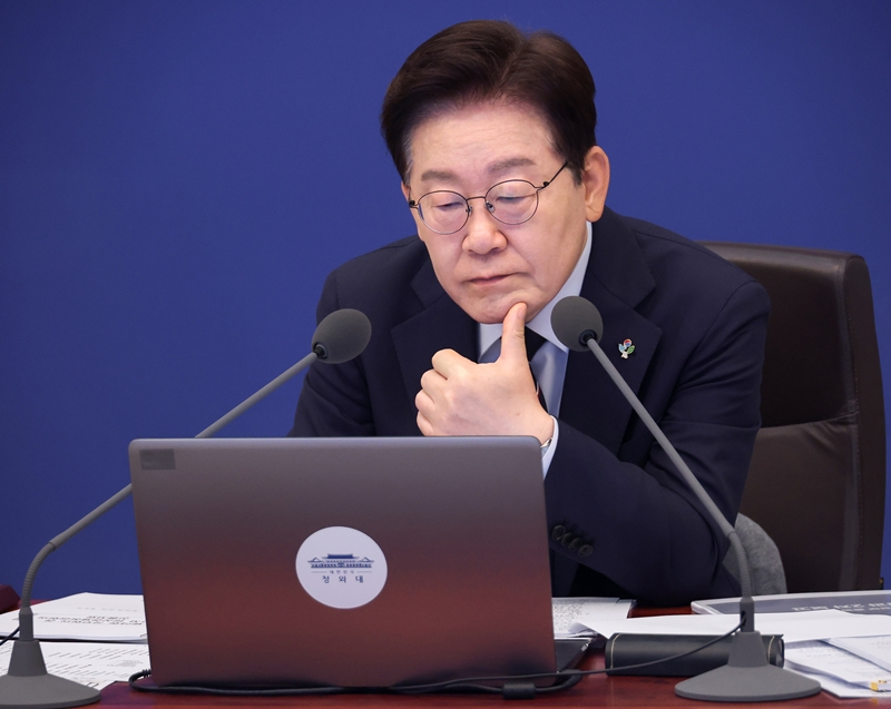 이재명 대통령이 2일 청와대에서 열린 제24회 국무회의 겸 제11차 비상경제점검회의에서 중동전쟁 관련 비상국정운영 및 대응 현황 자료를 살펴보고 있다. / 뉴시스