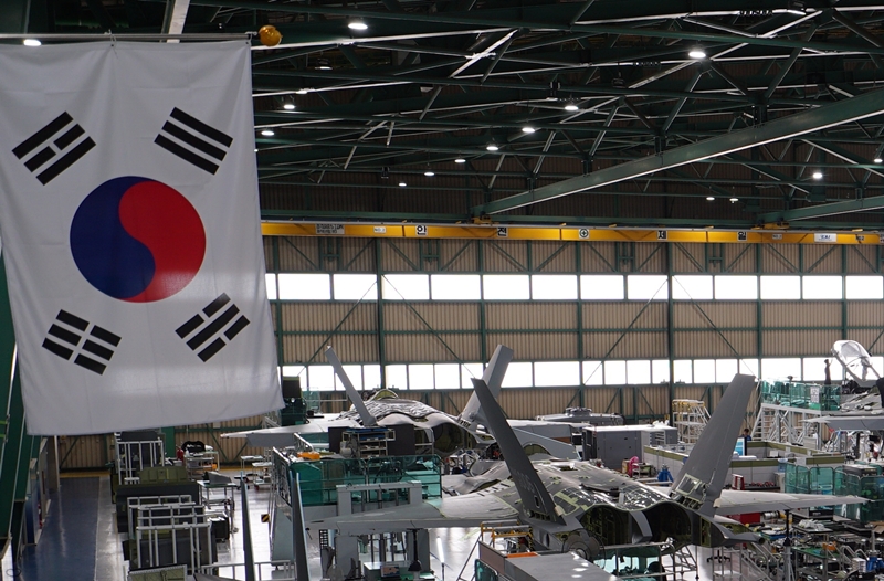 KF-21의 생산이 이뤄지고 있는 고정익 생산동의 모습. KF-21과 FA-50 등 KAI의 상징과 같은 전투기들이 엔지니어들의 섬세한 손길을 거쳐 만들어지고 있었다. 안타깝게도 높은 보안 등급 때문에 개별 사진은 불가능하다. / 사진=KAI