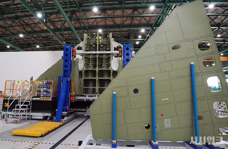 KF-21과 FA-50은 한국이 항공기를 직접 설계·생산할 수 있는 역량을 확보했음을 보여주는 대표 사업으로 꼽힌다. 과거 면허생산에 머물렀던 한국 항공산업은 독자 개발 단계를 거쳐 수출 산업으로 영역을 넓혀가고 있다. / 사진=시사위크 취재팀(촬영=KAI)