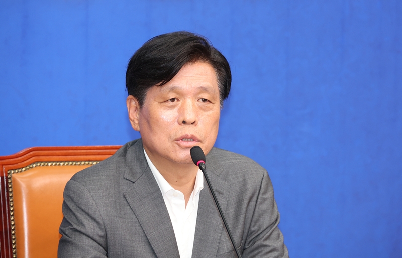  조승래 민주당 총괄선대본부장은 2일 오전 국회에서 기자간담회를 열고 “평택을 후보는 김용남, 전북지사 후보는 이원택”이라는 점을 분명히 하며 내부 단속에 나섰다. 사진은 지난달 27일 국회에서 열린 기자간담회에 참석한 조승래 본부장의 모습. / 뉴시스