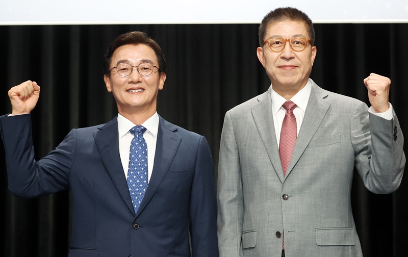 부산시장 후보로 나선 더불어민주당 전재수 후보와 국민의힘 박형준 후보 간 공방은 선거 국면 내내 이어져 왔다. 사진은 지난달 12일 열린 6·3전국동시지방선거 부산시장 후보자 토론회에 참여한 전재수(왼쪽) 후보와 박형준(오른쪽) 후보. / 뉴시스