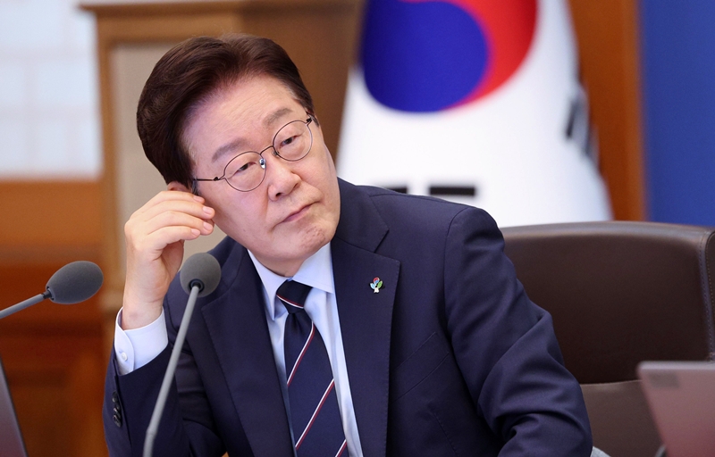 이재명 대통령이 2일 청와대에서 열린 제24회 국무회의 겸 제11차 비상경제점검회의에서 참석자 발언을 듣고 있다. / 뉴시스