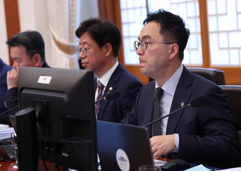구자현 검찰총장 직무대행이 2일 청와대에서 열린 제24회 국무회의 겸 제11차 비상경제점검회의에서 이재명 대통령의 발언을 듣고 있다. / 뉴시스