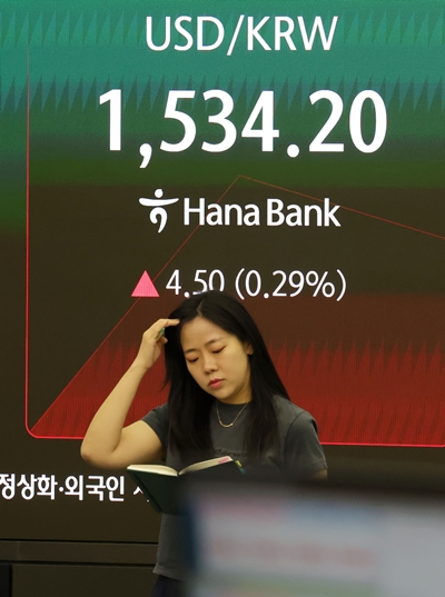 시장에선 중동 지정학적 불안과 외국인의 국내 주식 매도세가 진정되지 않는 한 당분간 고환율 상황은 이어질 것으로 보고 있다. 사진은 5일 하나은행 딜링룸. / 뉴시스