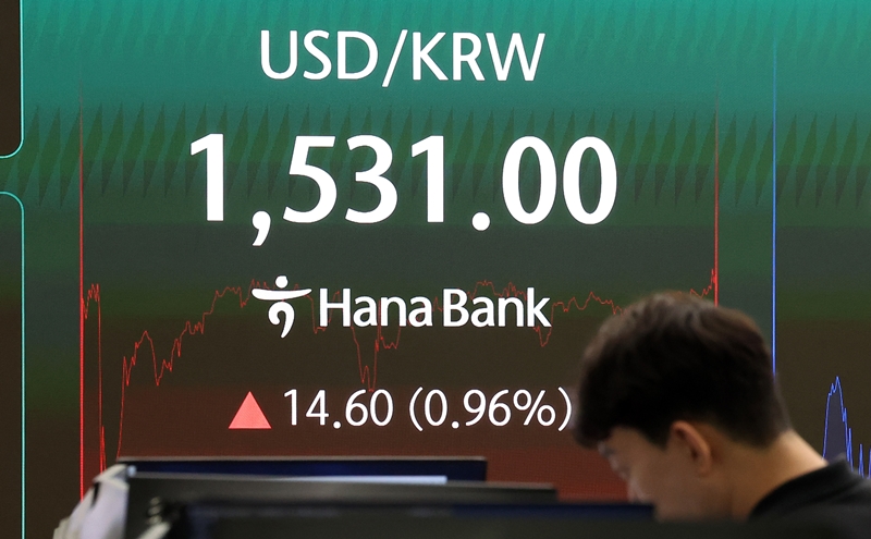 원·달러 환율이 1,500원대 선에서 고공행진을 거듭하고 있다. 사진은 5일 하나은행 딜링룸. / 뉴시스