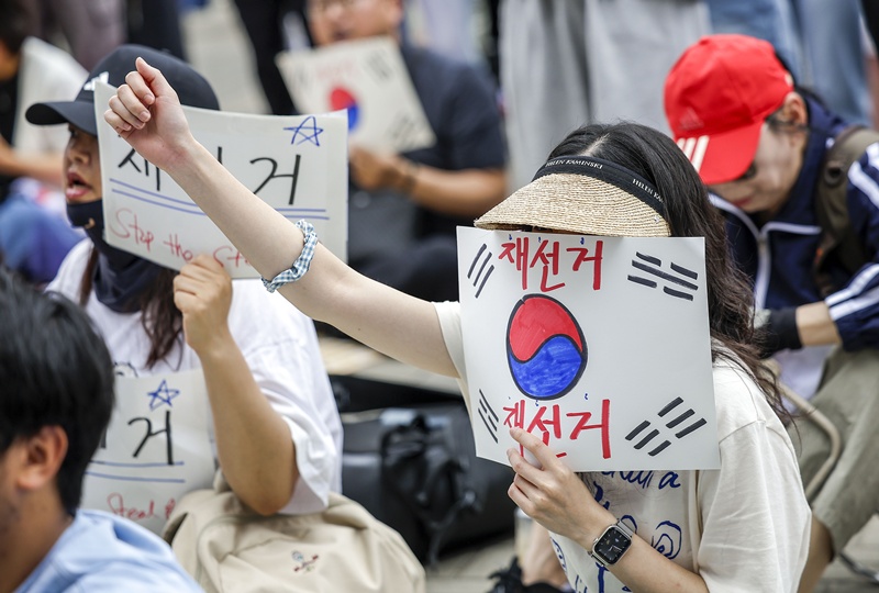 제9회 전국동시지방선거 투표용지 부족 사태에 항의하며 개표소 봉쇄 시위를 이어가는 시민들이 7일 서울 송파구 올림픽공원 핸드볼경기장에 설치된 개표소 앞에서 재선거를 요구하고 있다. / 뉴시스