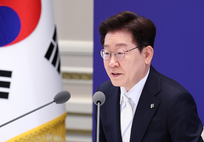 이재명 대통령이 8일 청와대 영빈관에서 열린 취임 1주년 기자회견 '대체불가 대한민국'에서 발언하고 있다. / 뉴시스