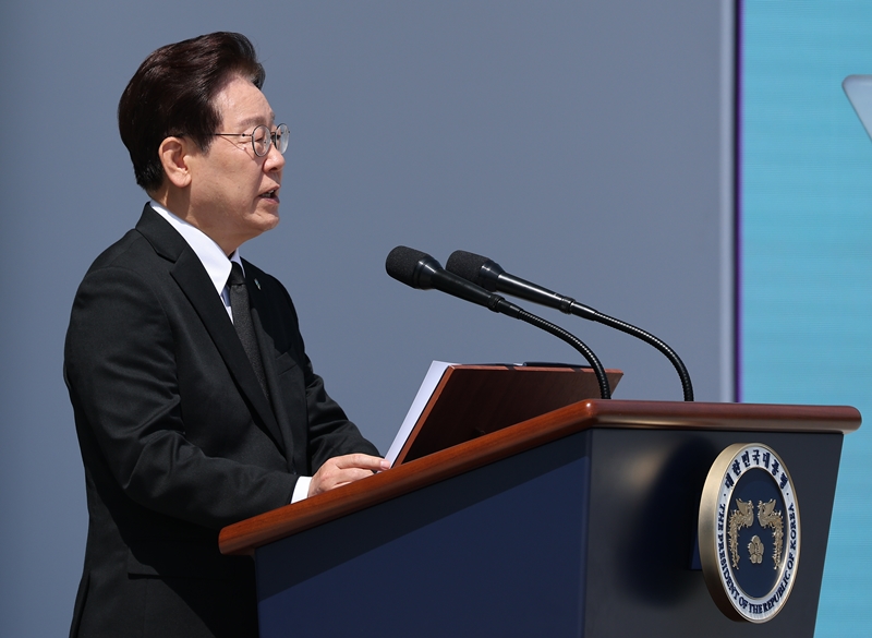 정부·여당이 ‘6·3 지방선거’ 당시 발생한 중앙선거관리위원회의 ‘투표용지 부족 사태’에 대한 수습에 집중하는 모습이다. 사진은 이재명 대통령이 지난 6일 서울 동작구 국립서울현충원에서 열린 제71회 현충일 추념식에서 추념사를 하고 있는 모습. / 뉴시스