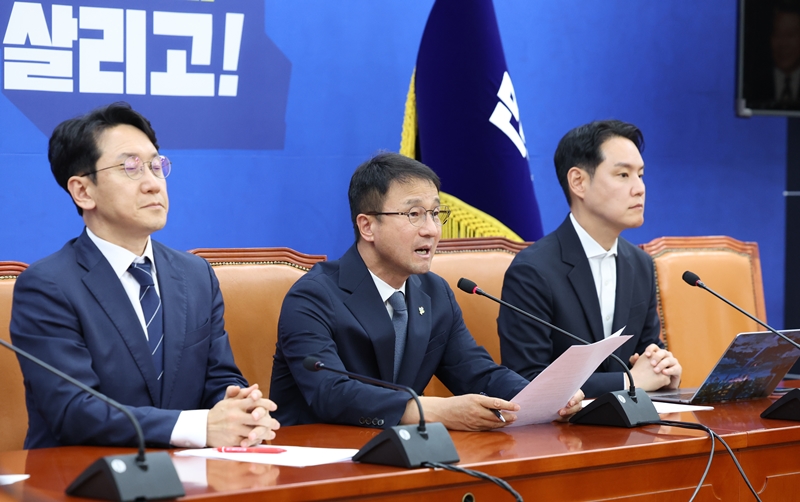 한병도 더불어민주당 원내대표가 지난 7일 오후 국회에서 투표용지 부족 사태에 대한 긴급 기자간담회를 하고 있다. / 뉴시스