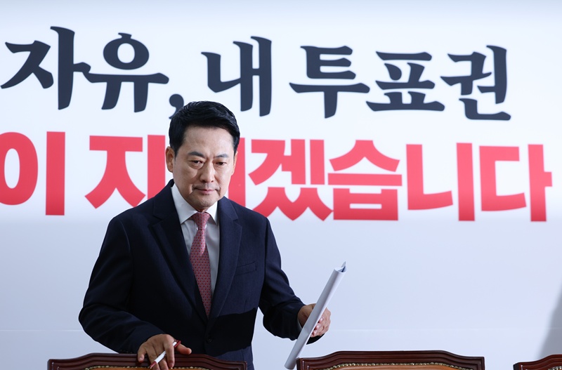 6·3지방선거 이후 국민의힘 안팎에서 장동혁 대표 책임론이 거세지고 있다. 그간 장 대표와 각을 세워오던 친한(친한동훈)계 의원들은 물론 중진의원들까지 장 대표의 거취 표명을 요구하는 모습이다. 사진은 8일 국회에서 열린 국민의힘 최고위원회의에 참석한 장동혁 대표의 모습. / 뉴시스