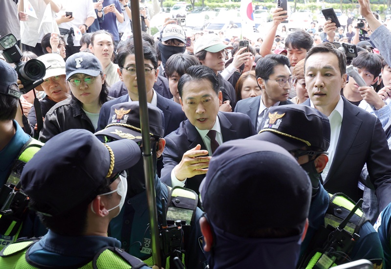 장동혁 대표는 자신을 향한 책임론보다 외부 이슈를 부각하며 지지층 결집을 꾀하고 있다. 그는 7일 기자회견에서 향후 거취를 묻는 기자들의 질문에 “거취 관련 말씀하시는 분들은 다시 한번 올림픽공원에 나가보실 것을 권해드린다”며 즉답을 피했다. 사진은 지난 5일 송파구 올림픽공원 시위 현장을 찾은 장동혁 대표의 모습. / 뉴시스