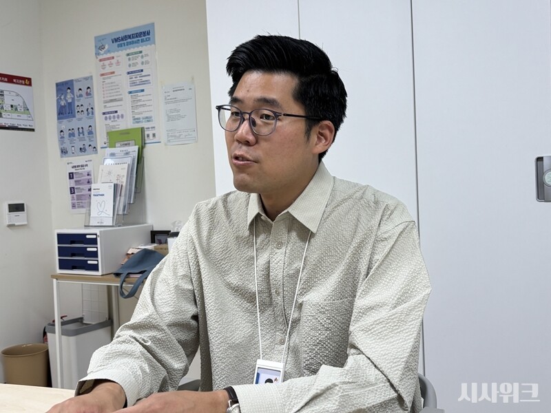 5일 시사위크 취재진과 만난 화성시동탄아르딤복지관 김은태 부장은 “재활로봇이 지역사회 내 보급되기 위해선 경제적 차원에서 정부의 지원이 필요하다”고 말했다. / 사진=시사위크 취재팀 