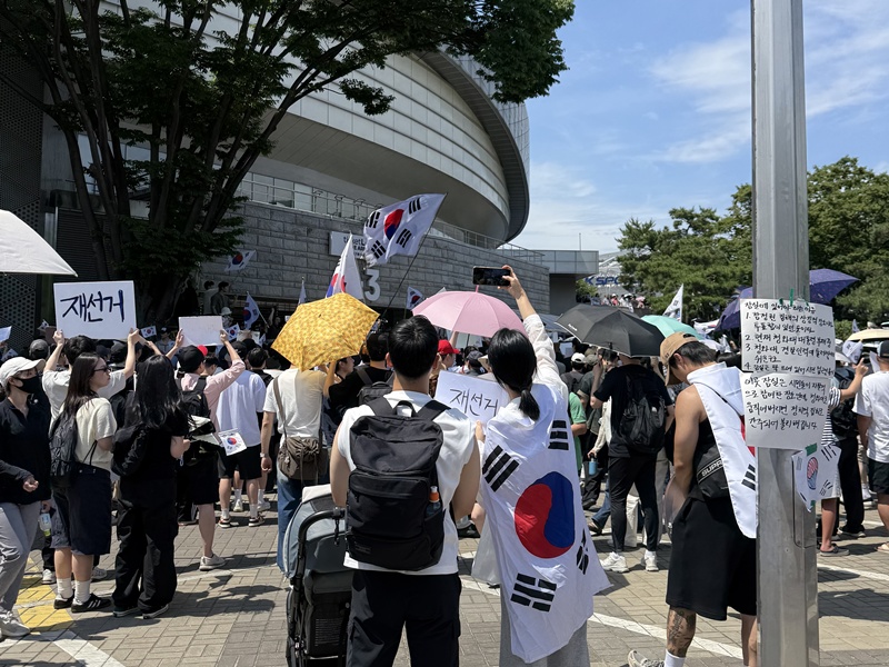 6·3지방선거 투표용지 부족 사태를 규탄하는 ‘잠실개표소 봉쇄 시위’가 8일 기준 나흘째 계속되고 있다. 사진은 서울 송파구 올림픽공원 핸드볼 경기장 일대에서 진행 중인 시위 사진. / 독자제공