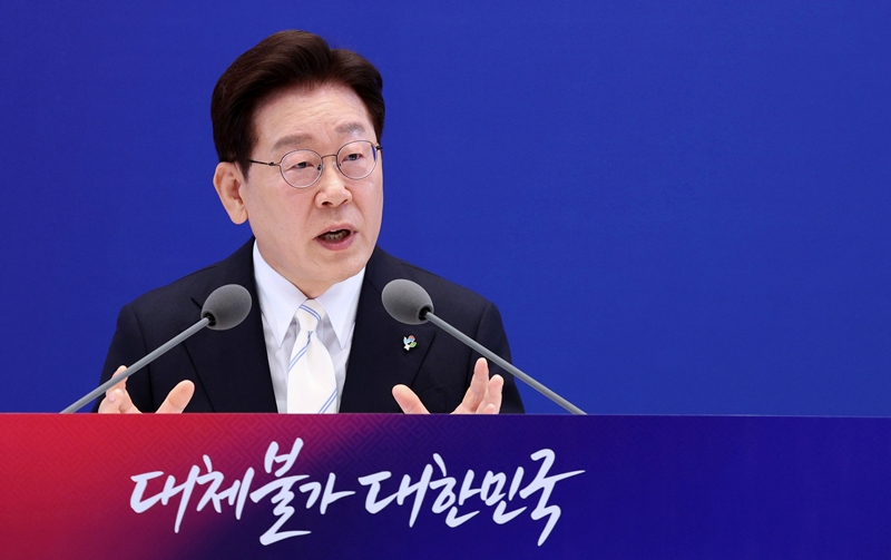 이재명 대통령이 8일 청와대 영빈관에서 열린 취임 1주년 기자회견 '대체불가 대한민국'에서 발언하고 있다. / 뉴시스