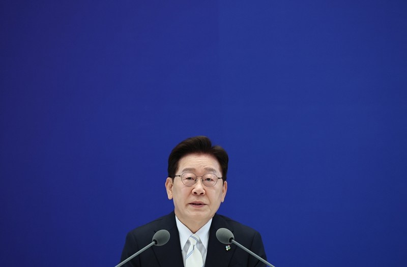 이재명 대통령이 8일 청와대 영빈관에서 열린 취임 1주년 기자회견 '대체불가 대한민국'에서 발언하고 있다. / 뉴시스