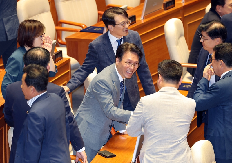 김민석 국무총리가 사실상 민주당 전당대회 출사표를 던졌다. 사진은 김 총리가 지난 5일 국회에서 열린 본회의에서 의원들과 인사를 나누고 있는 모습. / 뉴시스