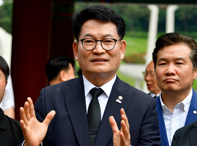 더불어민주당 전당대회가 오는 8월 17일 진행될 가능성이 높은 가운데, 송영길 의원의 당권 도전설이 제기되고 있다. 사진은 송 의원이 지난 7일 광주 북구 운정동 국립5·18민주묘지 민주의 문앞에서 기자들의 질문에 답변을 하고 있는 모습. / 뉴시스