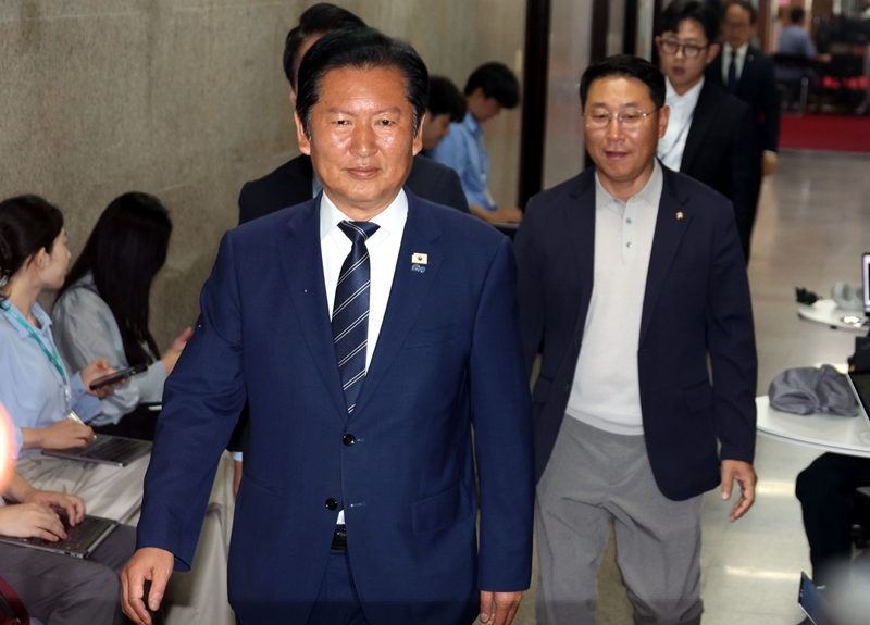 정청래 더불어민주당 대표의 ‘당 대표 연임 도전설’이 제기되는 가운데, 친명계(친이재명계)는 지방선거 결과에 대한 정 대표 ‘책임론’을 부각하고 있다. 사진은 정 대표가 8일 국회에서 열린 비공개 최고위원회의에 참석하고 있는 모습. / 뉴시스