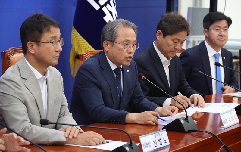 송기헌 더불어민주당 선거제도 개혁 TF 단장이 10일 오전 서울 여의도 국회에서 열린 선거제도 개혁 TF 제1차회의에서 발언을 하고 있다. / 뉴시스
