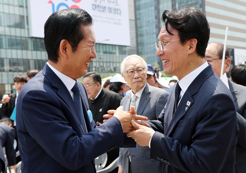 김민석 국무총리와 정청래 더불어민주당 대표가 10일 오전 서울 종로구 광화문광장에서 열린 제100주년 6·10 만세운동 기념식을 마친 뒤 인사 나누고 있다. (공동취재) / 뉴시스