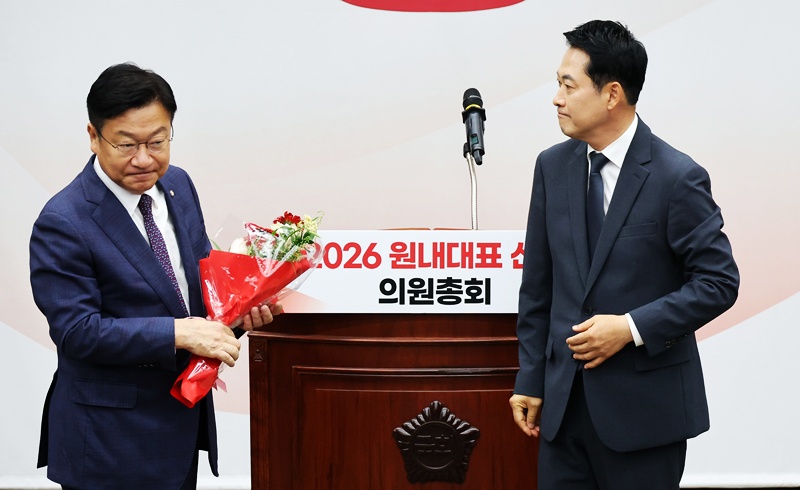 국민의힘 신임 원내대표에 당선된 정점식 후보가 10일 여의도 국회에서 열린 원내대표 선출 의원총회에서 장동혁 대표의 축하를 받고 있다. (공동취재) / 뉴시스