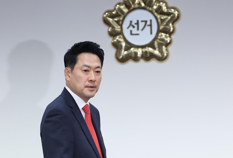 장동혁 대표는 최근 투표용지 부족 사태와 관련해 전국 단위 전면 재선거 실시와 사전투표 페지를 주장하는 등 연일 강경한 입장을 내놓고 있다. 사진은 지난  3일 오후 경기 과천시 중앙선거관리위원회를 항의 방문한 장동혁 대표의 모습. / 뉴시스