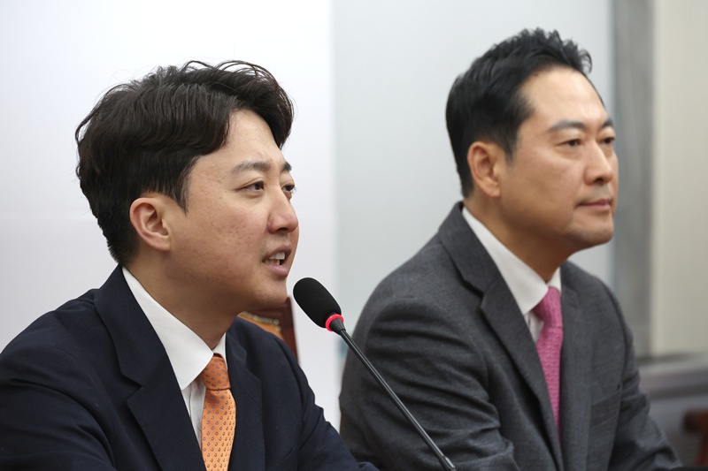 이준석 개혁신당 대표는 ‘사전투표가 부정선거의 통로’라는 장동혁 국민의힘 대표의 주장을 “음모론”이라고 규정했다. 사진은 지난 2월 6일 DL이준석 대표와 장동혁 대표의 '공천헌금·통일교 특검 연대' 회동 모습. / 뉴시스