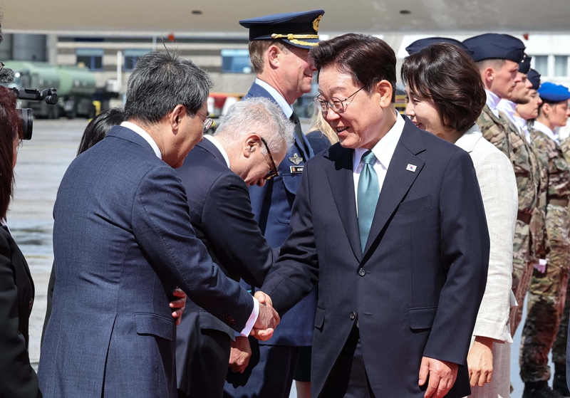 G7 정상회의 참석 계기 벨기에를 방문한 이재명 대통령과 김혜경 여사가 9일(현지시간) 브뤼셀 멜스브룩 군공항에 도착해 환영 인사들과 인사하고 있다. / 뉴시스