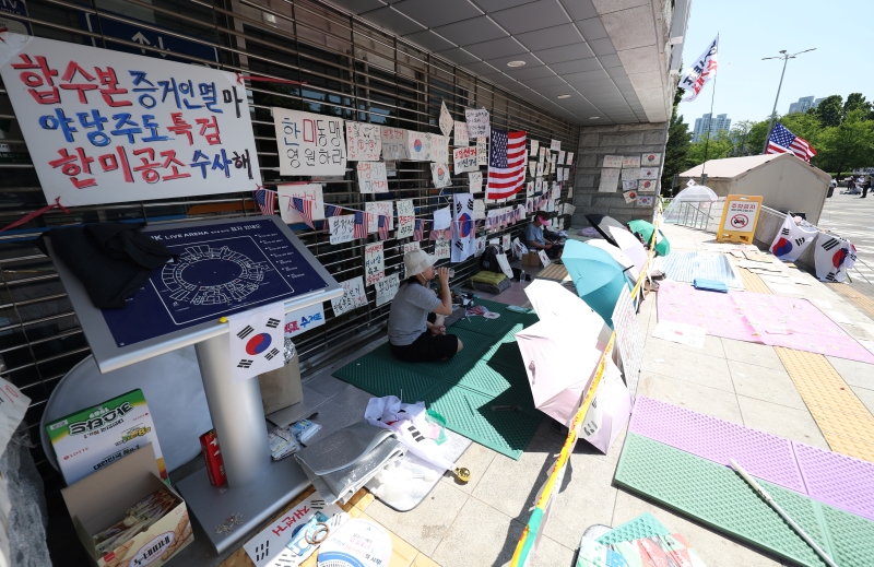 제9회 전국동시지방선거 투표용지 부족 사태에 항의하며 개표소 봉쇄 시위를 이어가고 있는 15일 서울 송파구 올림픽공원 핸드볼경기장에 설치된 개표소 앞에 재선거 등을 요구하는 손팻말이 붙어있다. / 뉴시스