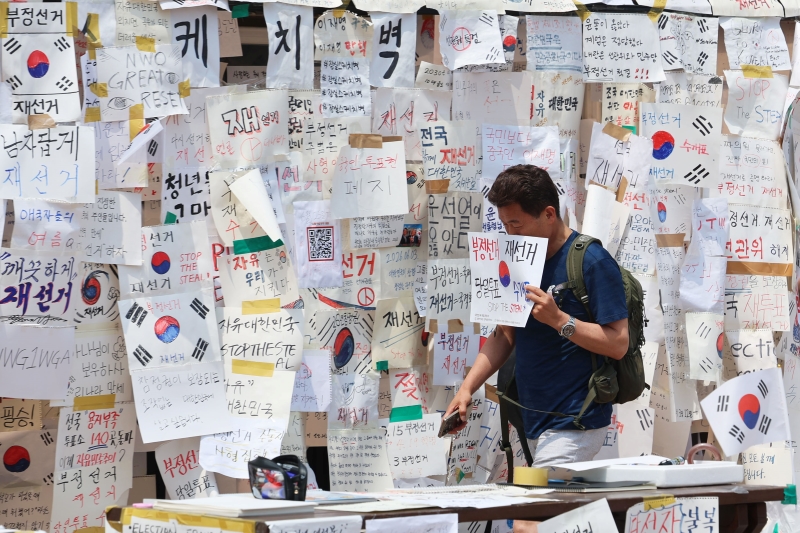 제9회 전국동시지방선거 투표용지 부족 사태에 항의하며 개표소 봉쇄 시위를 이어가고 있는 10일 서울 송파구 올림픽공원 핸드볼경기장에 설치된 개표소에서 유튜버 전한길씨가 이동하고 있다. / 뉴시스