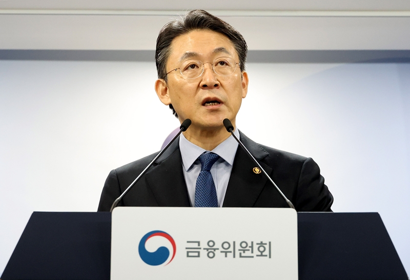 권대영 금융위원회 부위원장이 지난 2월 ‘부실기업 신속·엄정 퇴출을 위한 상장폐지 개혁 방안’을 발표하고 있는 모습. 금융위는 해당 방안을 통해 상장폐지 대상 시가총액 기준 상향을 조기에 실행하고 동전주 상장폐지 요건도 신설하기로 했다. / 뉴시스