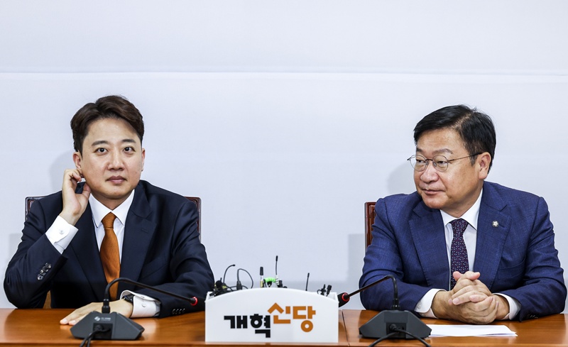 정점식 국민의힘 신임 원내대표가 15일 취임 인사차 이준석 개혁신당 대표를 예방했다. 양측은 이날 6·3지방선거 투표용지 부족 사태에 대한 국정조사와 특검 추진에 공감대를 형성하는 한편, 정부·여당 견제를 위한 정책 공조에도 뜻을 모았다. 사진은 정점식 국민의힘 원내대표(왼쪽)가 15일 오전 서울 여의도 국회에서 이준석 개혁신당 대표(오른쪽)를 예방해 자리에 앉아 있는 모습. / 뉴시스