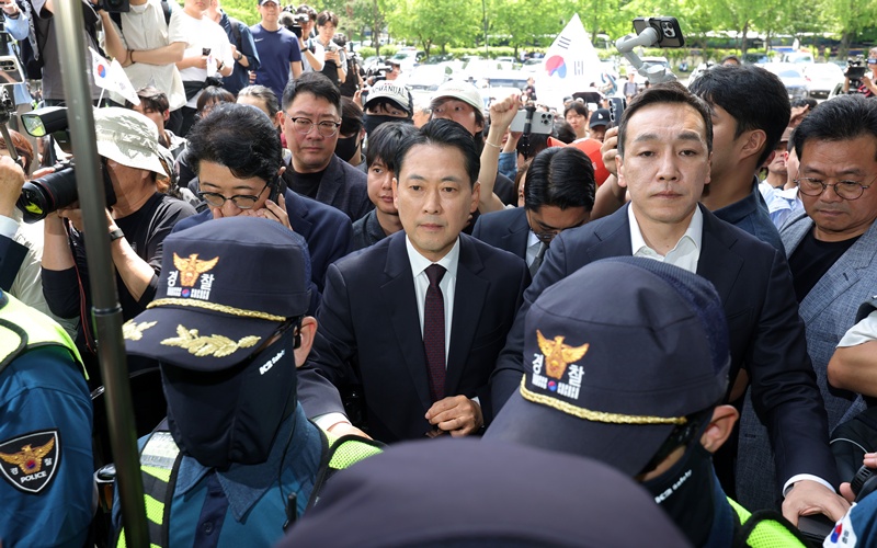 양당이 실질적인 연대로 나아가기 위해서는 ‘장동혁 리스크’를 넘어야 한다는 주장이 제기된다. 사진은 장동혁 국민의힘 대표 등이 지난 5일 오전 전국동시지방선거 송파구 개표소인 서울 송파구 올림픽공원 핸드볼경기장에 항의 방문하고 있는 모습. / 뉴시스