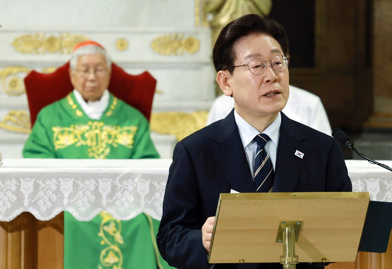 이재명 대통령이 지난 14일(현지시간) 이탈리아 로마 성 바오로 대성전에서 열린 평화와 연대를 위한 특별미사에서 기념 연설을 하고 있다. / 뉴시스