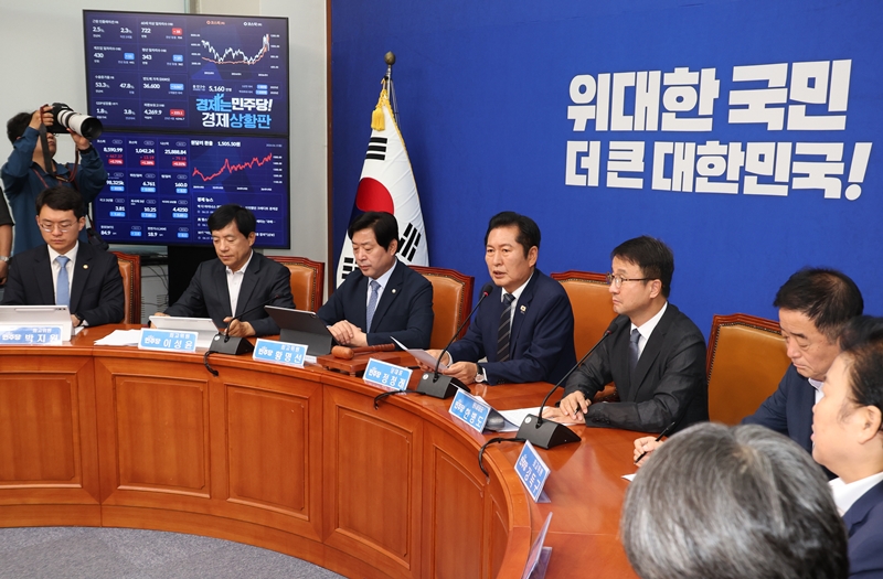 더불어민주당 지지율에 ‘경고등’이 켜졌다. 이재명 정부 출범 후 처음으로 국민의힘에 지지율 역전을 허용했다는 여론조사 결과가 발표되면서다. 사진은 정청래 대표가 15일 국회에서 열린 최고위원회의에서 발언하고 있는 모습. / 뉴시스