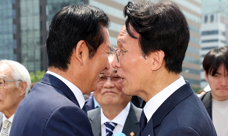지지율에 ‘경고등’이 켜졌지만, 더불어민주당은 ‘8·17 전당대회’를 앞두고 계파 간 갈등만 노출하는 상황이다. 사진은 김민석 국무총리와 정청래 대표가 지난 10일 서울 종로구 광화문광장에서 열린 제100주년 6·10 만세운동 기념식을 마친 뒤 인사 나누고 있는 모습. / 뉴시스