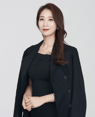 오너일가 2세 막내 김지원 대표가 이끄는 한세엠케이는 주식병합에도 불구하고 주가가 다시 동전주로 돌아가는 등 금융당국의 부실 상장사 퇴출 강화에 따른 상장폐지 위기가 현실화하고 있다. / 한세엠케이