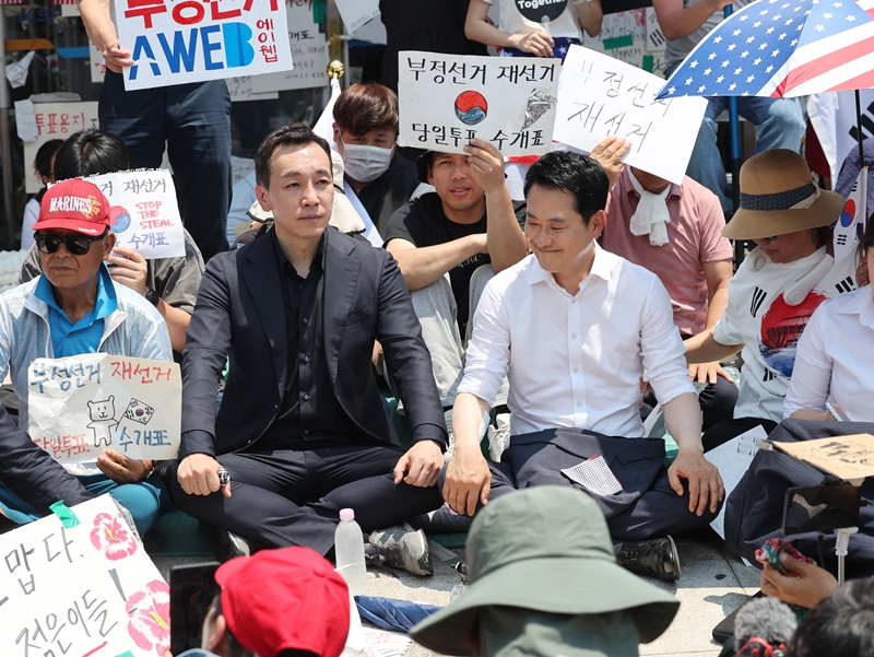 장동혁 국민의힘 대표가 16일 서울 송파구 올림픽공원 핸드볼경기장(잠실 개표소)을 찾아 시위대를 격려하고 있다. (공동취재) / 뉴시스