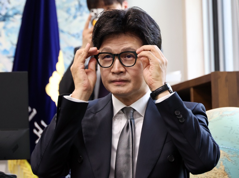 한동훈 무소속 의원이 국민의힘 복당과 관련해 “정치인 개인의 불안감 때문에 미룰 필요는 없다”며 적극적인 의사를 밝혔다. 사진은 한동훈 의원이 11일 서울 여의도 대한민국헌정회로 정대철 대한민국헌정회장을 비롯한 회원들을 예방해 회원들의 발언을 경청하는 모습. / 뉴시스