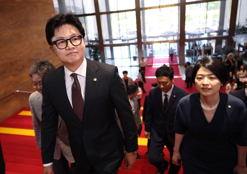 한동훈 의원은 그동안 복당 시점에 대해 “민심을 따라가겠다”며 자체적인 속도 조절에 나서왔다. 그러나 이날 보수 재건의 ‘골든타임’을 강조하며 대여 공세의 전면에 서겠다는 의지를 밝힌 것은 사실상 조기 복당의 필요성을 공개적으로 제기한 것으로 해석된다. 사진은 지난 5일 국회에서 국민의힘 친한계 의원들과 본회의장으로 향하는 한동훈 의원의 모습. / 뉴시스