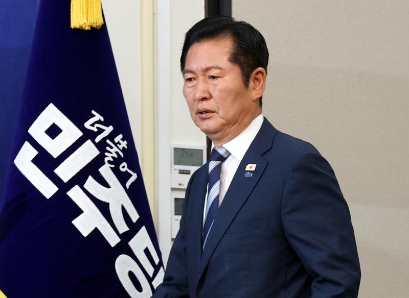 당 대표 연임 도전설’이 제기되는 정청래 더불어민주당 대표가 대의원·권리당원 ‘1인 1표제’, ‘보완수사권 폐지’, ‘의원총회 생중계’ 카드를 꺼내 들었다. 사진은 정 대표가 16일 국회에서 열린 중앙위원회의에 입장하고 있는 모습. / 뉴시스