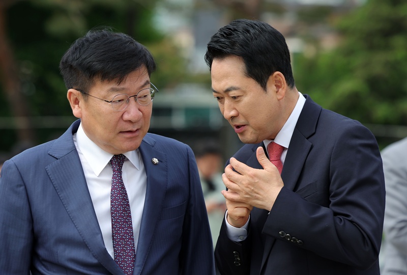 국민의힘 장동혁 대표와 정점식 원내대표가 재선거를 둘러싸고 연일 엇박자를 내고 있다. 사진은 지난달 7일 장동혁 대표와 정점식 당시 정책위의장이 서울 종로구 청와대 사랑채 분수대 앞에서 열린 이재명 대통령 공소 취소 특검법 원천 무효 현장 최고위원회의에 앞서 대화를 나누고 있는 모습. / 뉴시스
