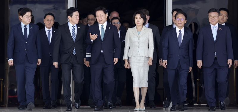 오는 18일 유럽 순방을 마치고 귀국하는 이재명 대통령 ‘마중 행사’에 정청래 더불어민주당 대표가 참석할지 정치권의 관심이 쏠리고 있다. 사진은 G7 정상회의 참석 계기 유럽을 방문하는 이 대통령과 김혜경 여사가 지난 9일 경기 성남공항에서 공군 1호기로 향하고 있는 모습. / 뉴시스
