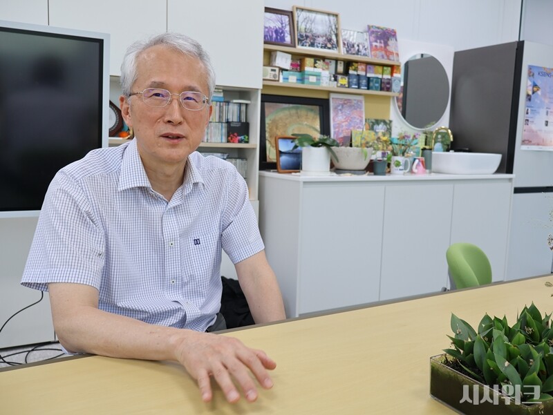 김은준 단장은 “뇌의 가장 기본적인 기본 단위인 시냅스가 잘못되면 신경회로 자체에 문제가 발생, 뇌질환이 발생한다”며 시냅스 연구가 곧 뇌 질환 정복을 위한 핵심임을 강조했다. / 사진=박설민 기자